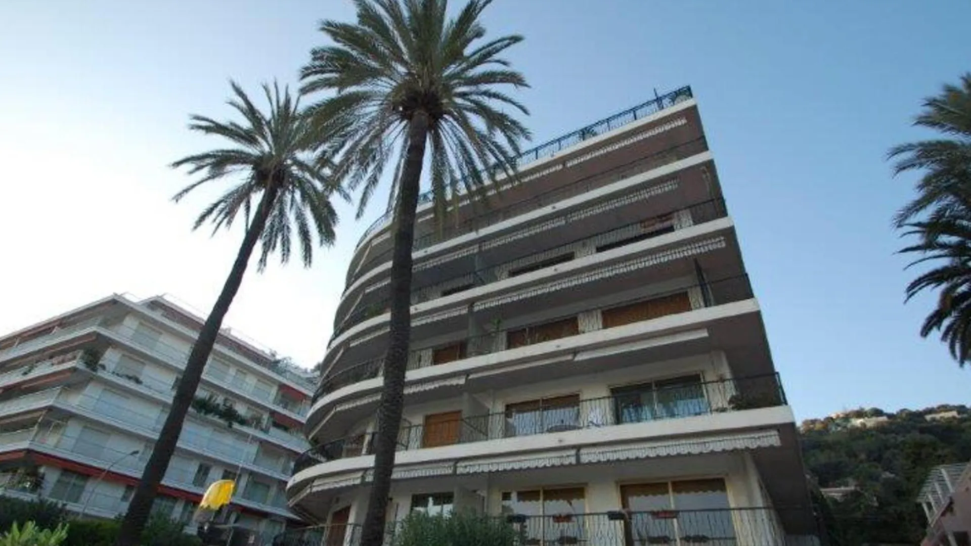 Superbe 3P Avec Terrasse Et Garage Proche Plages A Menton - Fr-1-196-165 0*,